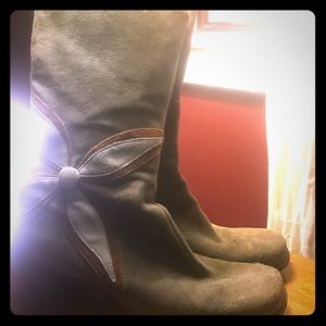 Suede Boots with Flower Detail